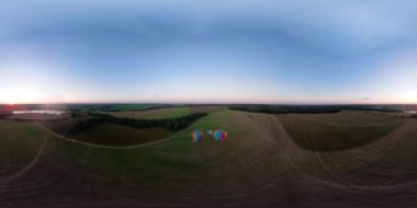 Bir alanın üzerinde gökyüzünde Vr360 sıcak hava balonu.
