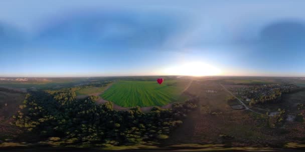 VR360 Globo de aire caliente en el cielo sobre un campo . — Vídeo de stock