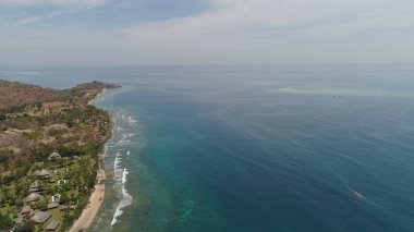 Tropikal plajlı deniz manzarası