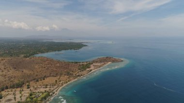 Tropikal plajlı deniz manzarası