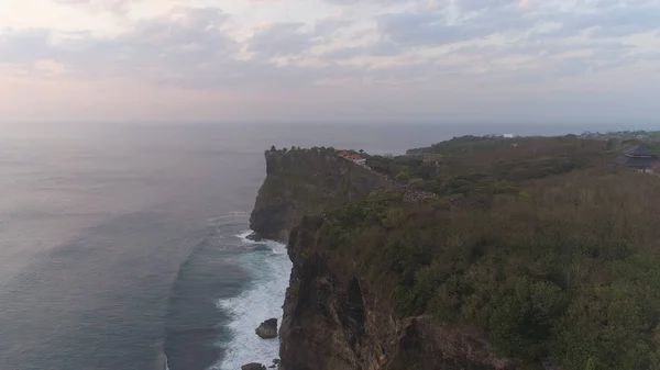Rotsen en zee Bali. Luchtzicht. — Stockfoto