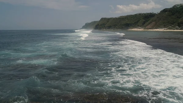 Επιφάνεια νερού με μεγάλα κύματα, εναέρια θέα.Μπαλί. — Φωτογραφία Αρχείου