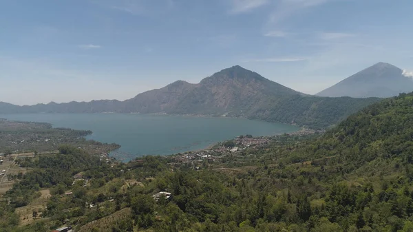 Paisaje de montaña lago y volcán Batur —  Fotos de Stock