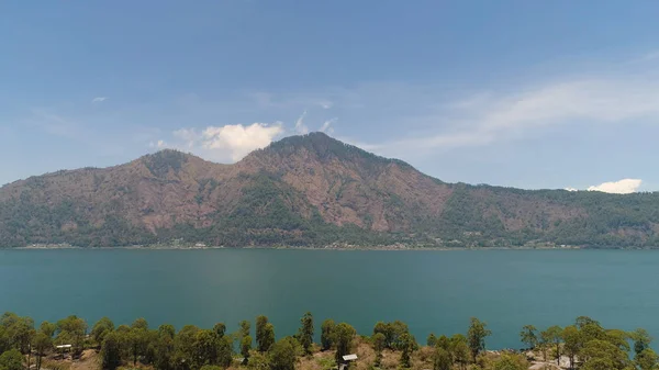 Paesaggio montano lago e cielo — Foto Stock