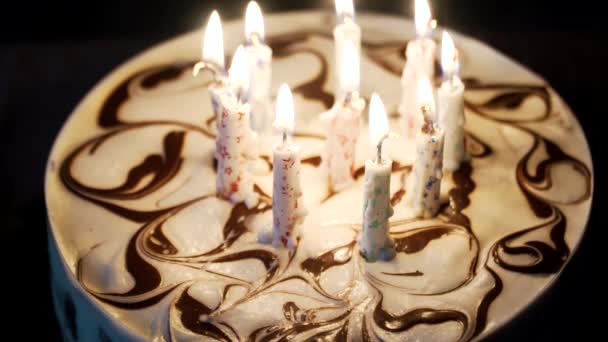 Gâteau d'anniversaire avec des bougies. — Video