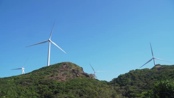 Granja solar con molinos de viento. Filipinas, Luzón — Vídeo de stock