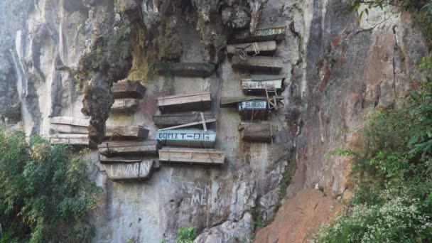 Opknoping doodskisten van Sagada. Filippijnen, Luzon — Stockvideo