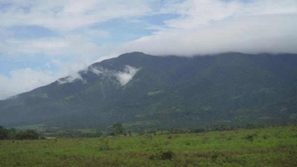 Filipinler 'de tarım arazileri olan dağ vadisi. — Stok video