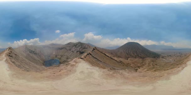 Активный вулкан с кратером Бромо, Джава, Индонезия. vr360 — стоковое видео
