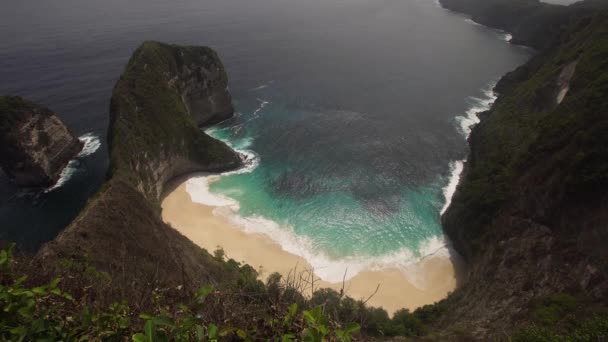 Скалистая скала с пляжем в море. Каранг Дава. — стоковое видео