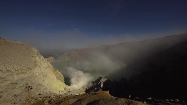 Vulkankrater, wo Schwefel abgebaut wird. — Stockvideo