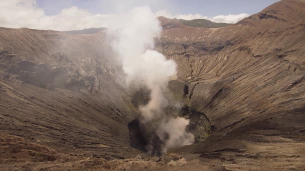 Aktif gunung berapi dengan kawah. Gunung Bromo, Jawa, Indonesia. — Stok Video