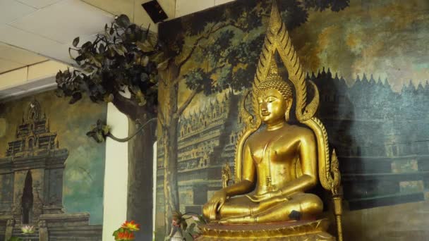 Buda statue in the temple island of Bali — Stock Video