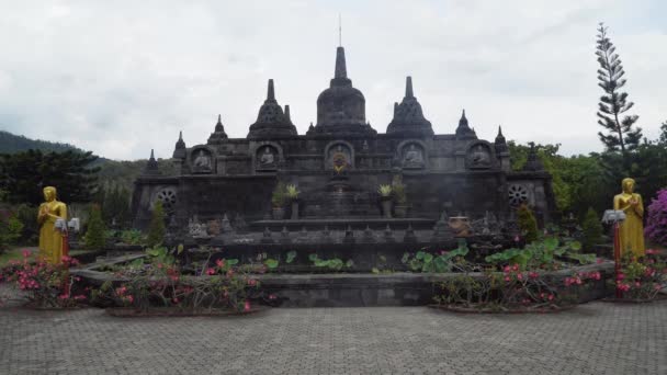 Boeddhistische tempel op het eiland Bali — Stockvideo