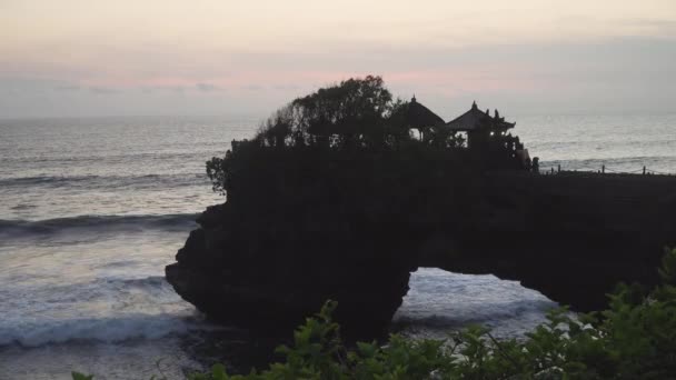 Hindutempel auf der Insel Tanah Lot Bali, Indonesien. — Stockvideo