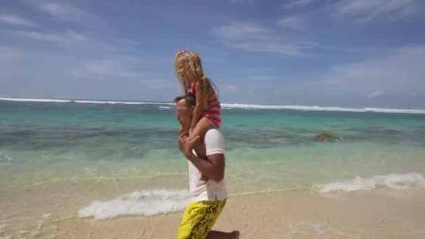 Padre con hija y niño en la playa . — Vídeo de stock