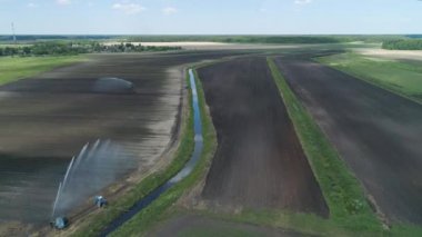 Tarım arazisindeki sulama sistemi.