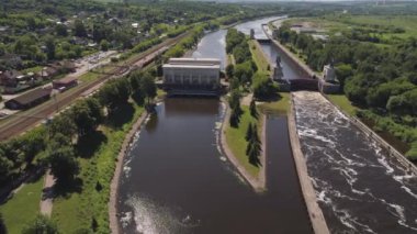 Nehri üzerinde ağ geçidi. Bent kapıları.