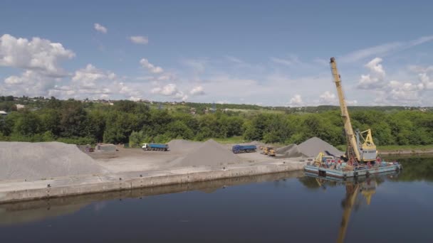 Rivierkraan graafmachine op binnenschip. — Stockvideo