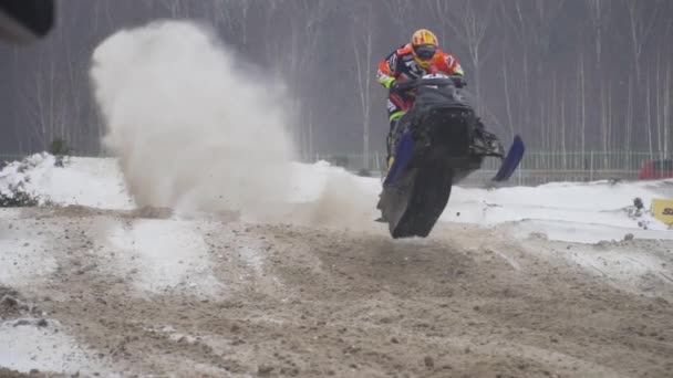 Carreras de motos de nieve en la temporada de invierno, Rusia. Campeonato en motos de nieve enero 27, 2018 — Vídeo de stock