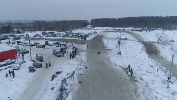 Rusland, sneeuwscooter wedstrijden in het winterseizoen. Kampioenschap op sneeuwscooters, 27 januari 2018 — Stockvideo