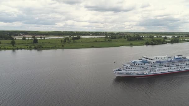 Cruiseschip op de rivier luchtfoto — Stockvideo