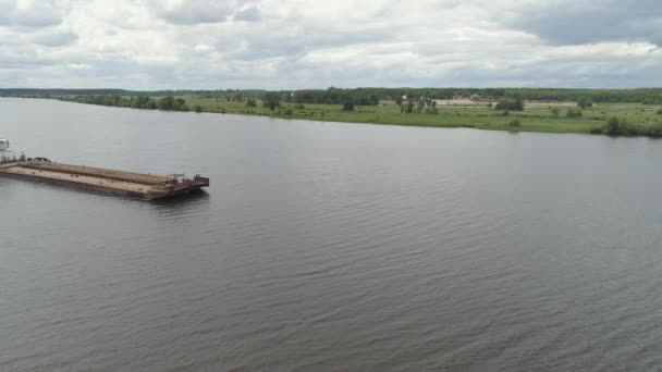 Pråm vid floden Volga — Stockvideo
