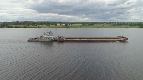 Баржа на Волге — стоковое видео