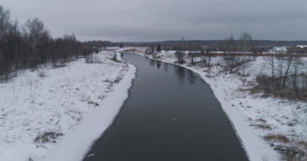 Winterliche Flusslandschaft — Stockvideo