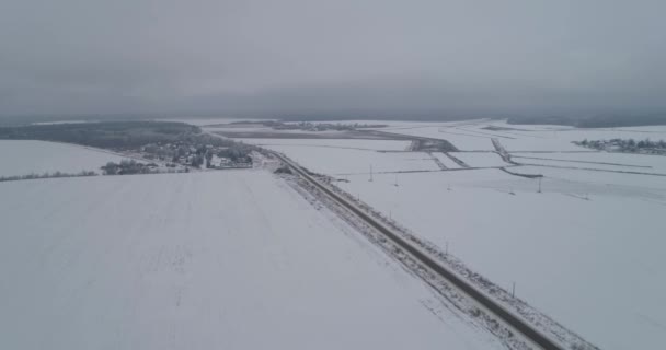 Estrada de inverno no campo . — Vídeo de Stock