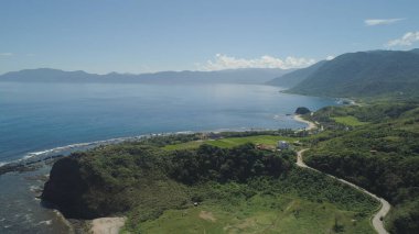 Plaj ve deniz manzaralı bir deniz manzarası. Filipinler, Luzon.