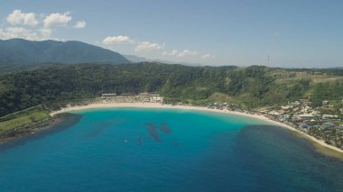 Plaj ve deniz manzaralı bir deniz manzarası. Filipinler, Luzon.