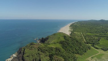 Plaj ve deniz manzaralı bir deniz manzarası. Filipinler, Luzon.