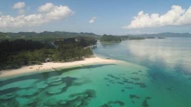 Plaj ve deniz manzaralı bir deniz manzarası. Filipinler, Luzon.