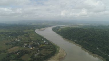 Tarım arazileri nehirde. Filipinler, Luzon