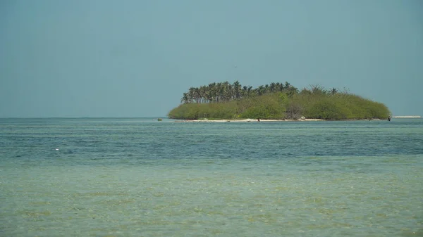 Biała piaszczysta plaża. Filipiny. — Zdjęcie stockowe