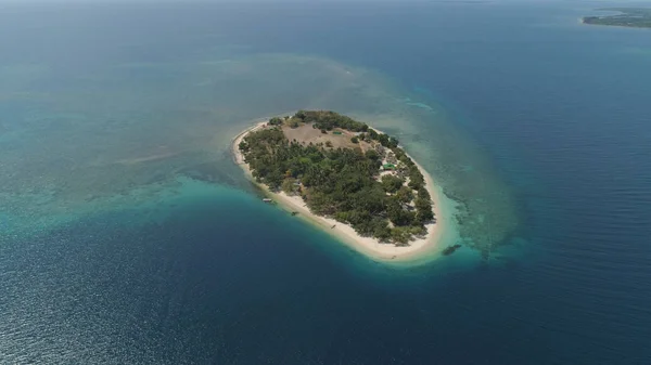 Putipot isola tropicale con spiaggia . — Foto Stock