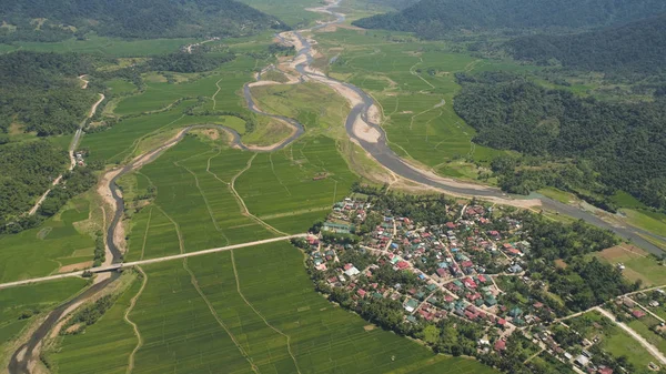 Valle de la montaña con tierras de cultivo en Filipinas — Foto de Stock