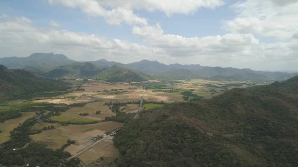 Vallée de montagne avec des terres agricoles aux Philippines — Photo