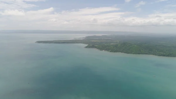 有海滩和大海的海景。菲律宾，吕宋 — 图库照片