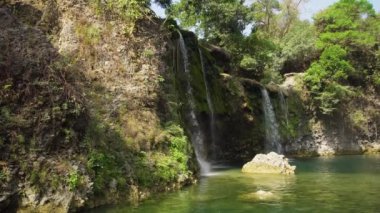 Güzel tropik şelale. Filipinler, Luzon