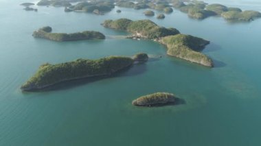 Yüz Adaları Ulusal Parkı, Pangasinan, Filipinler 'deki plajları ve lagünleri olan küçük adaların havadan görünüşü. Meşhur turistik yer, Alaminos..