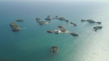 Denizde bir sürü ada. Filipinler.