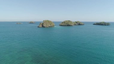 Denizde bir sürü ada. Filipinler.