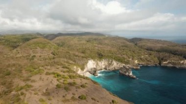 Nusa Penida, Bali, Endonezya 'da kayalıklar, deniz ve dalgalar