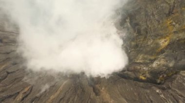 Krateri olan aktif bir volkan. Gunung Bromo, Jawa, Endonezya.