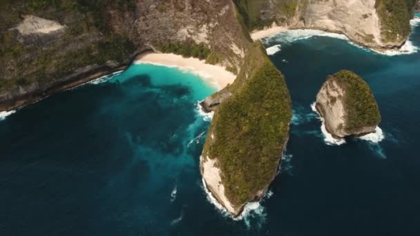 Scogliera rocciosa con spiaggia in mare. Karang Dawa. — Video Stock