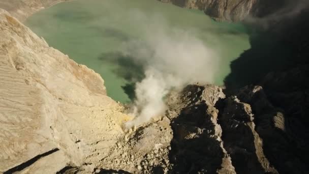 Cratera vulcânica, onde o enxofre é extraído . — Vídeo de Stock