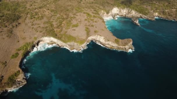 印尼巴厘岛 Penida 的海景悬崖、海和浪 — 图库视频影像