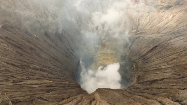 Aktif gunung berapi dengan kawah. Gunung Bromo, Jawa, Indonesia. — Stok Video